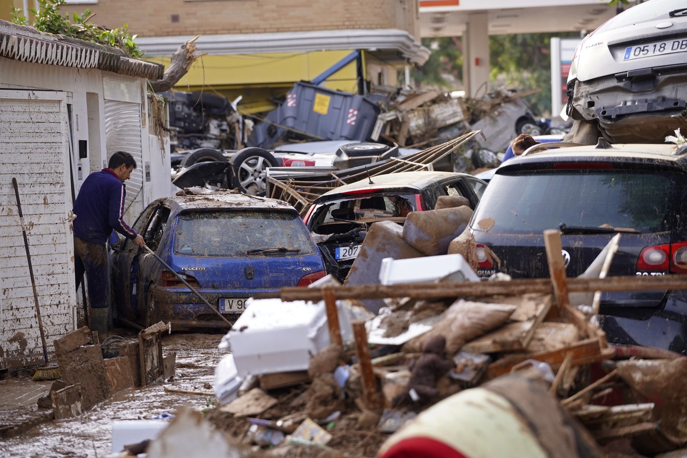 Mud-caked volunteers clean flood debris in a Spanish town as authorities struggle to respond | iNFOnews.ca Mud-caked volunteers clean flood debris in a Spanish town as authorities struggle to respond | iNFOnews.ca