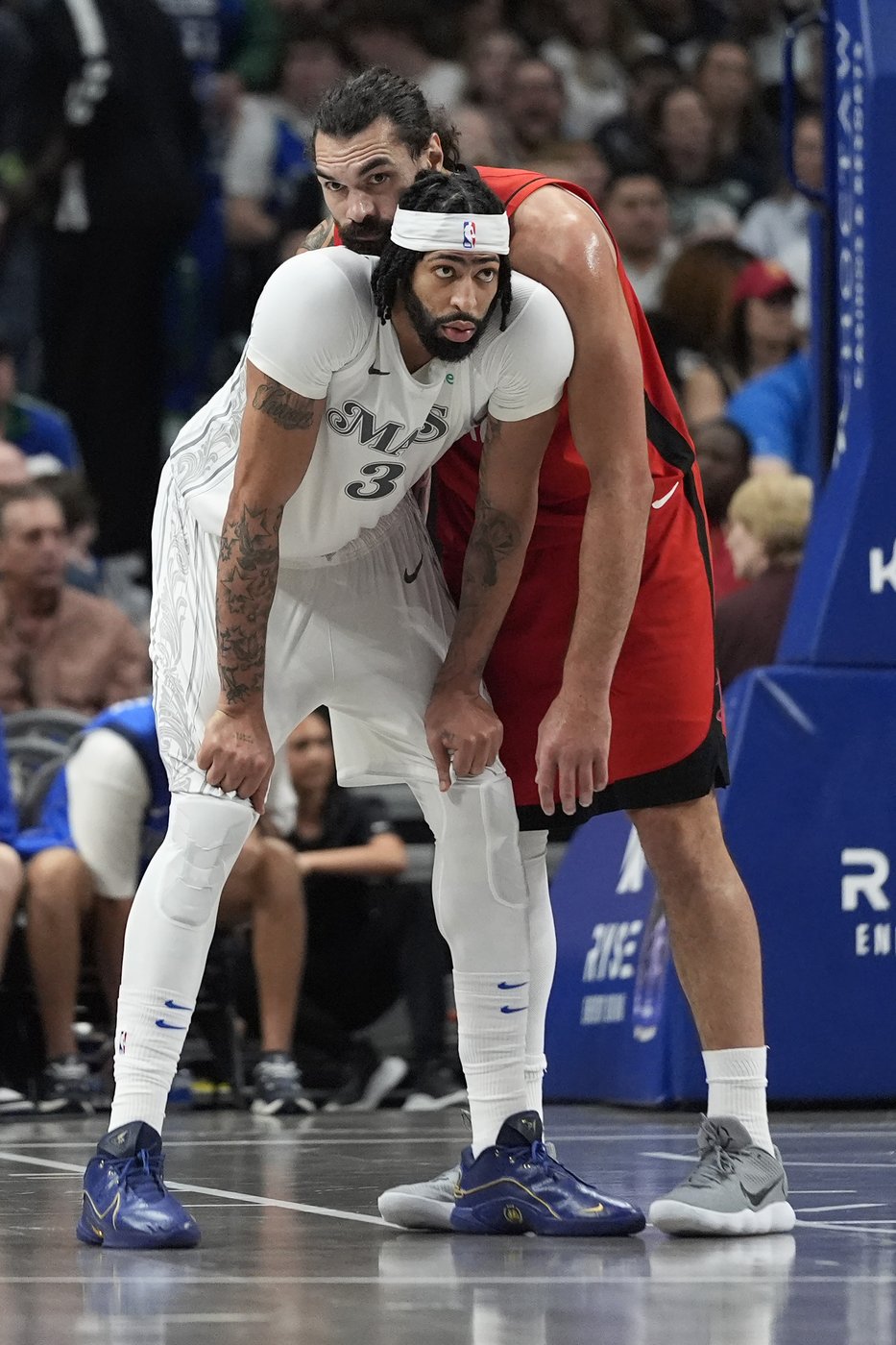 Anthony Davis scores 26 in Mavericks debut, leaves with injury in win over Rockets | iNFOnews.ca