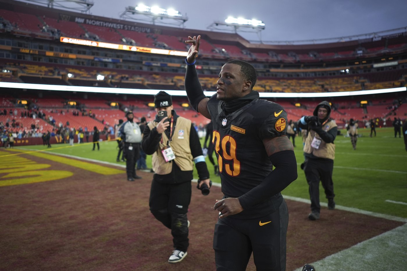 Jeremy Reaves gets engaged after the Washington Commanders clinch a playoff spot | iNFOnews.ca Jeremy Reaves gets engaged after the Washington Commanders clinch a playoff spot | iNFOnews.ca