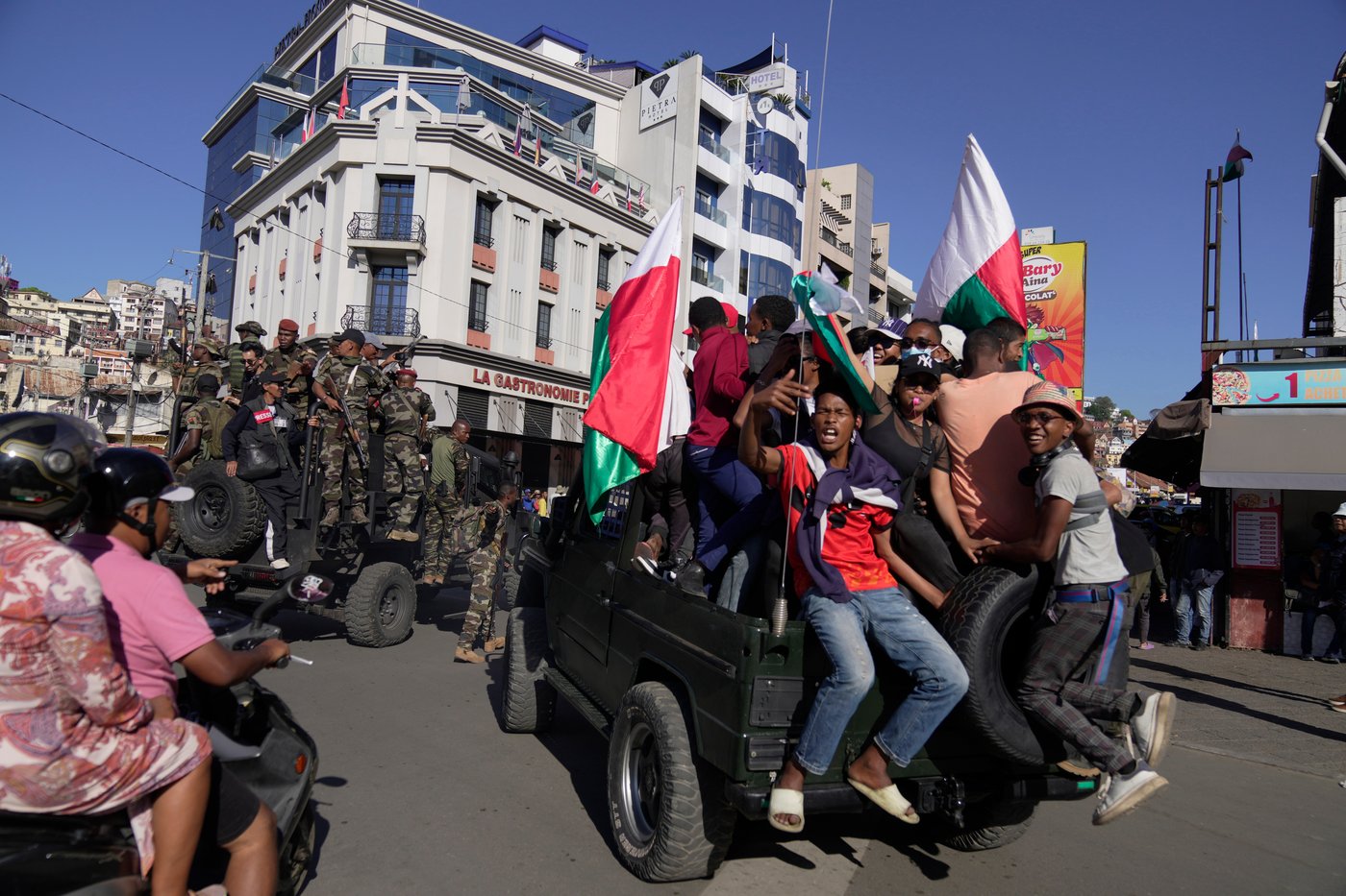 Photos of a colonel announcing military takeover in Madagascar after president flees | iNFOnews.ca