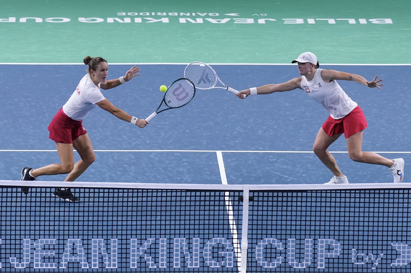 Swiatek leads Poland comeback over Czechs to set up BJK Cup semi against Paolini's Italy | iNFOnews.ca Swiatek leads Poland comeback over Czechs to set up BJK Cup semi against Paolini's Italy | iNFOnews.ca