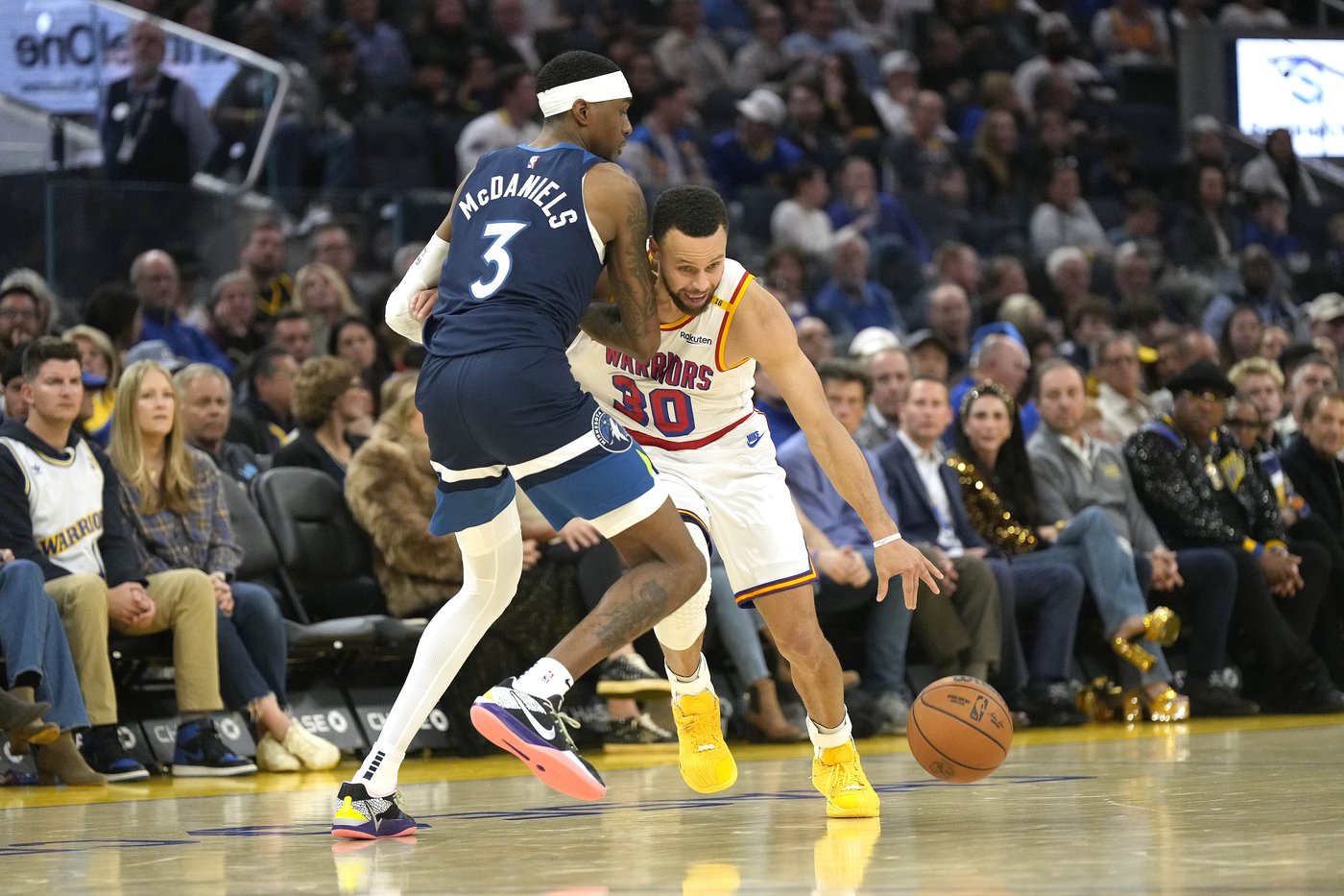Stephen Curry scores 30 and dishes out eight assists as Warriors beat Timberwolves 114-106 | iNFOnews.ca Stephen Curry scores 30 and dishes out eight assists as Warriors beat Timberwolves 114-106 | iNFOnews.ca