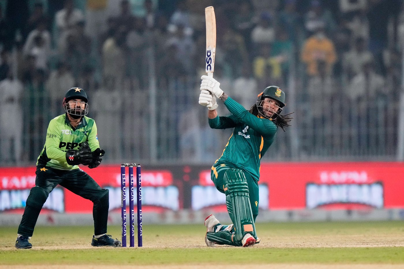 De Kock revives international career with a century as South Africa thrashes Pakistan in 2nd ODI | iNFOnews.ca De Kock revives international career with a century as South Africa thrashes Pakistan in 2nd ODI | iNFOnews.ca