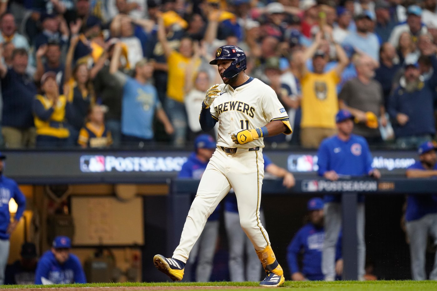 Brewers' Chourio hits 3-run homer in Game 2 of NLDS after hurting his hamstring in series opener | iNFOnews.ca
