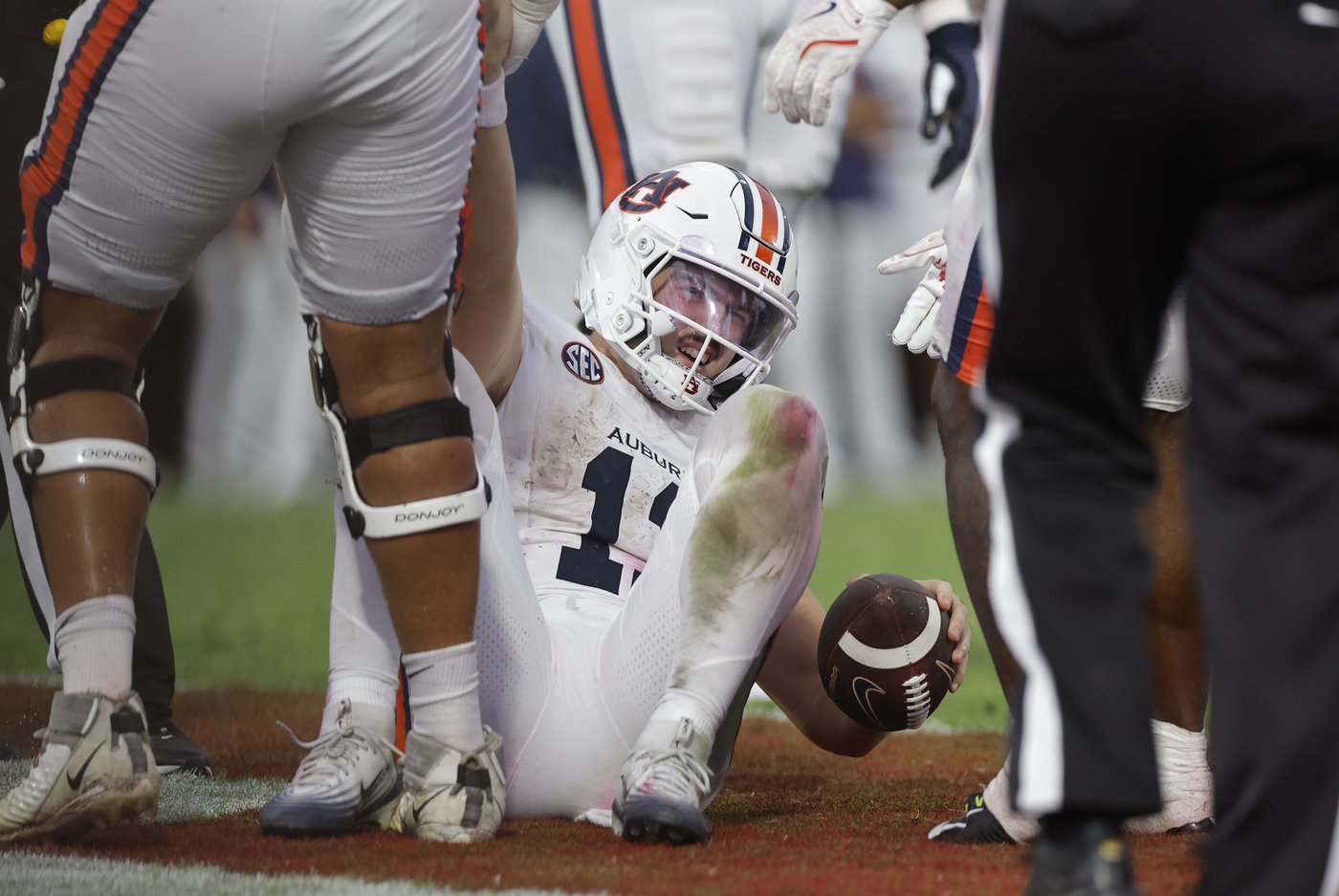 Oklahoma sacks ex-Sooners quarterback Jackson Arnold a record-tying 9 times in 24-17 win over Auburn | iNFOnews.ca Oklahoma sacks ex-Sooners quarterback Jackson Arnold a record-tying 9 times in 24-17 win over Auburn | iNFOnews.ca