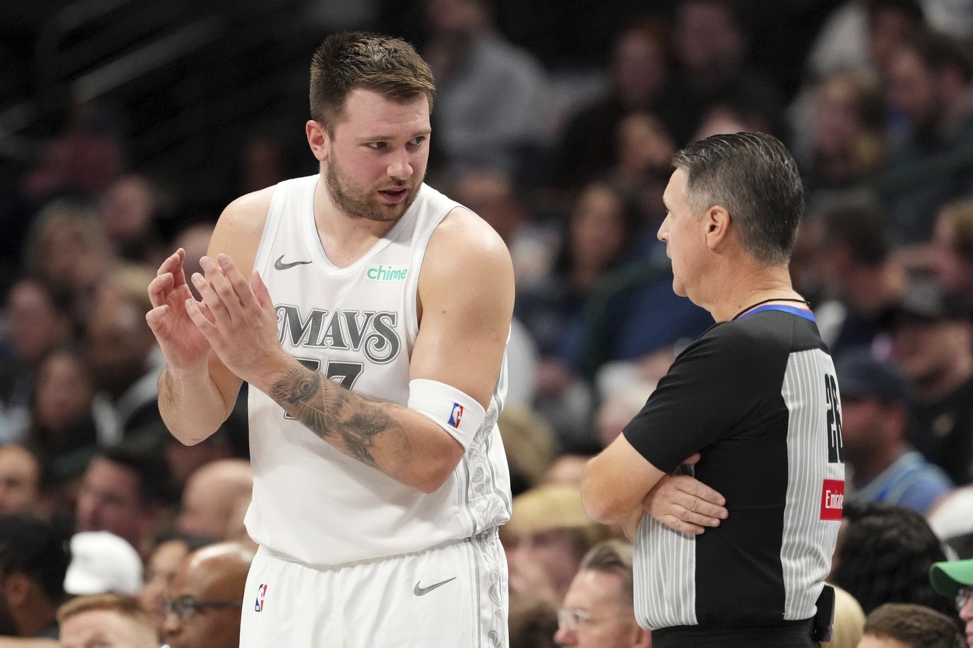 Mavericks' Luka Doncic sidelined with bruised right knee and will miss game versus Thunder | iNFOnews.ca