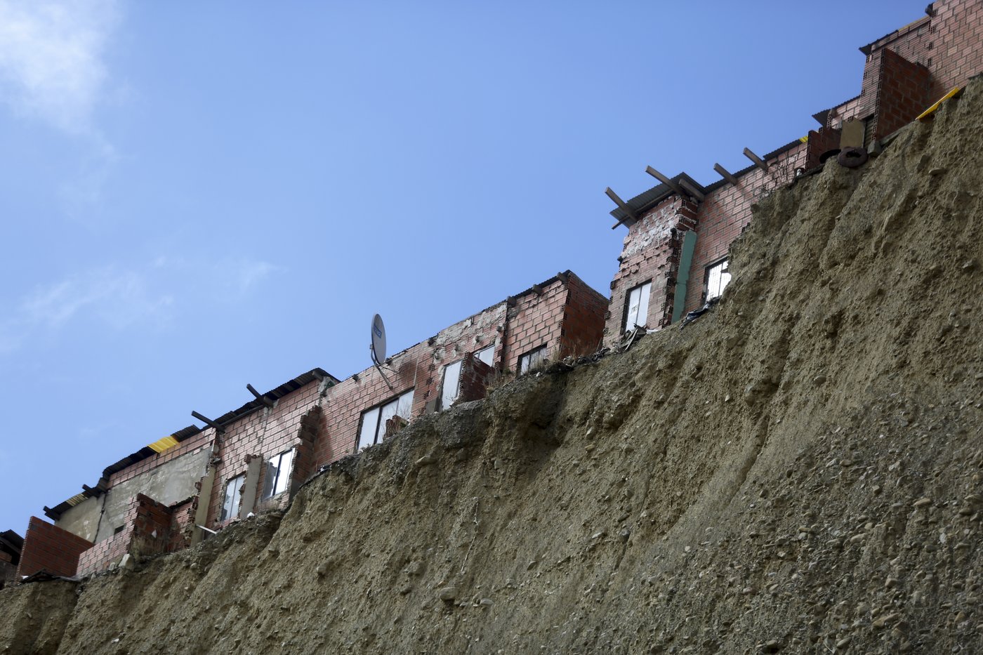 Shamans refuse to evacuate precarious cliff-top shacks in Bolivia despite government order | iNFOnews.ca Shamans refuse to evacuate precarious cliff-top shacks in Bolivia despite government order | iNFOnews.ca