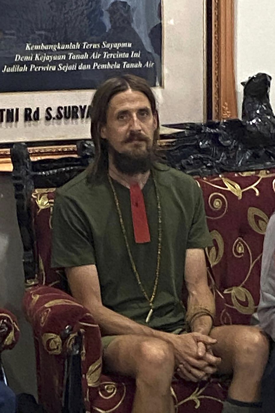 A New Zealand pilot is freed after 19 months in rebel captivity in Indonesia's Papua region | iNFOnews.ca A New Zealand pilot is freed after 19 months in rebel captivity in Indonesia's Papua region | iNFOnews.ca