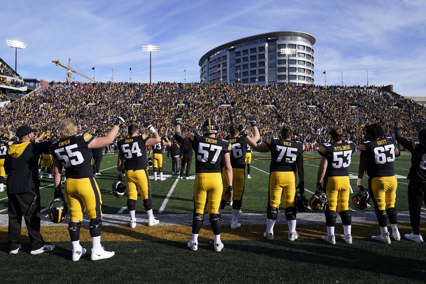 College football traditions: 'Hawkeye Wave' bonds everyone in stadium with kids in adjacent hospital | iNFOnews.ca College football traditions: 'Hawkeye Wave' bonds everyone in stadium with kids in adjacent hospital | iNFOnews.ca
