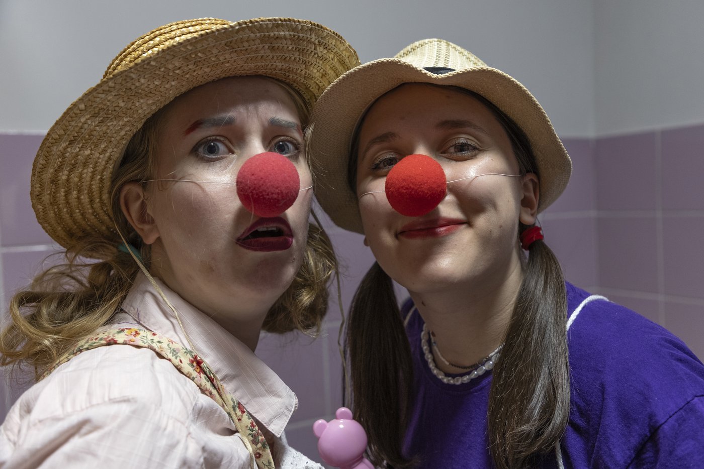Hospital clowns bring joy to young Ukrainian cancer patients who survived Russian missile attack | iNFOnews.ca Hospital clowns bring joy to young Ukrainian cancer patients who survived Russian missile attack | iNFOnews.ca