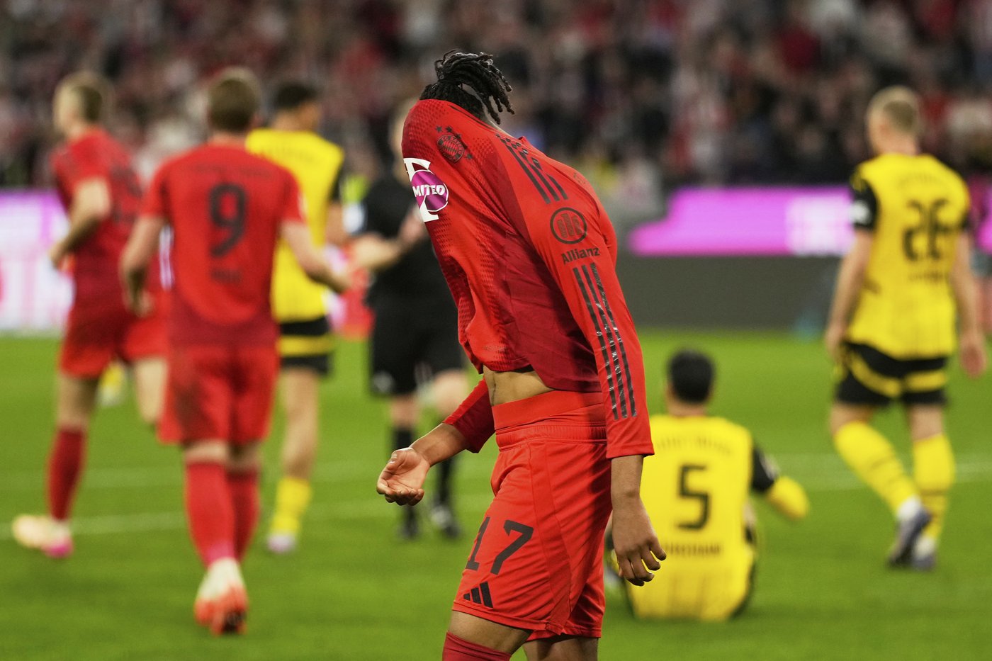Bayern spurns chance to go 8 points clear in Bundesliga as Dortmund draws 'Klassiker' 2-2 | iNFOnews.ca