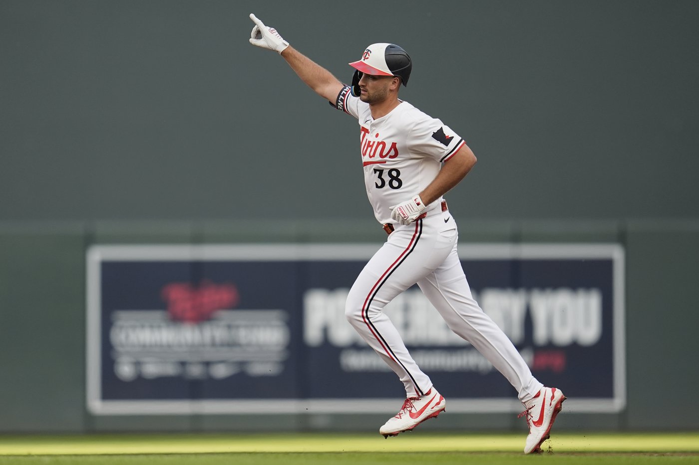 Minnesota Twins beat Chicago Cubs 4-2, but Buxton injures hand | iNFOnews.ca