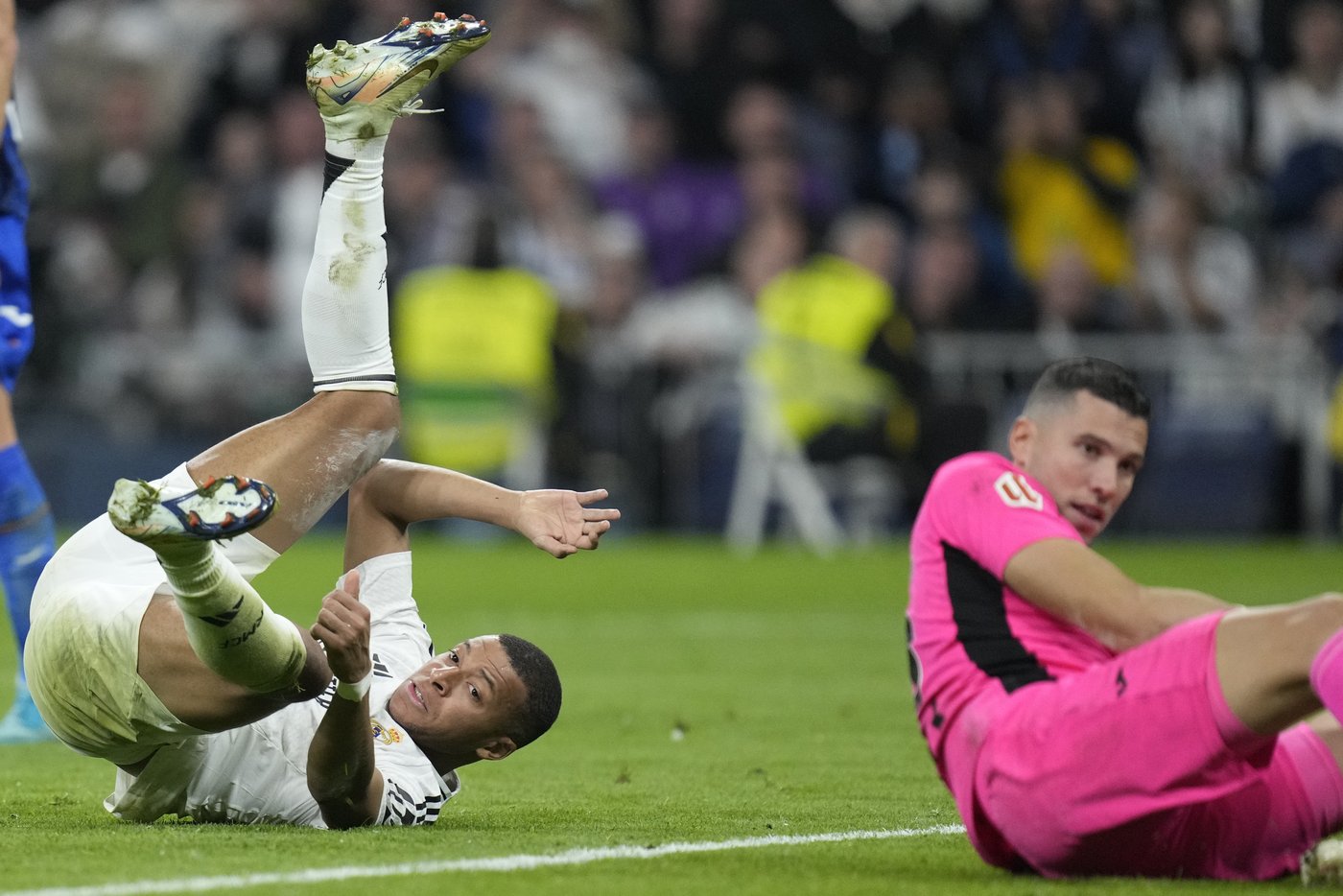 Mbappé and Bellingham respond to unhappy fans with goals in Real Madrid's 2-0 win over Getafe | iNFOnews.ca Mbappé and Bellingham respond to unhappy fans with goals in Real Madrid's 2-0 win over Getafe | iNFOnews.ca