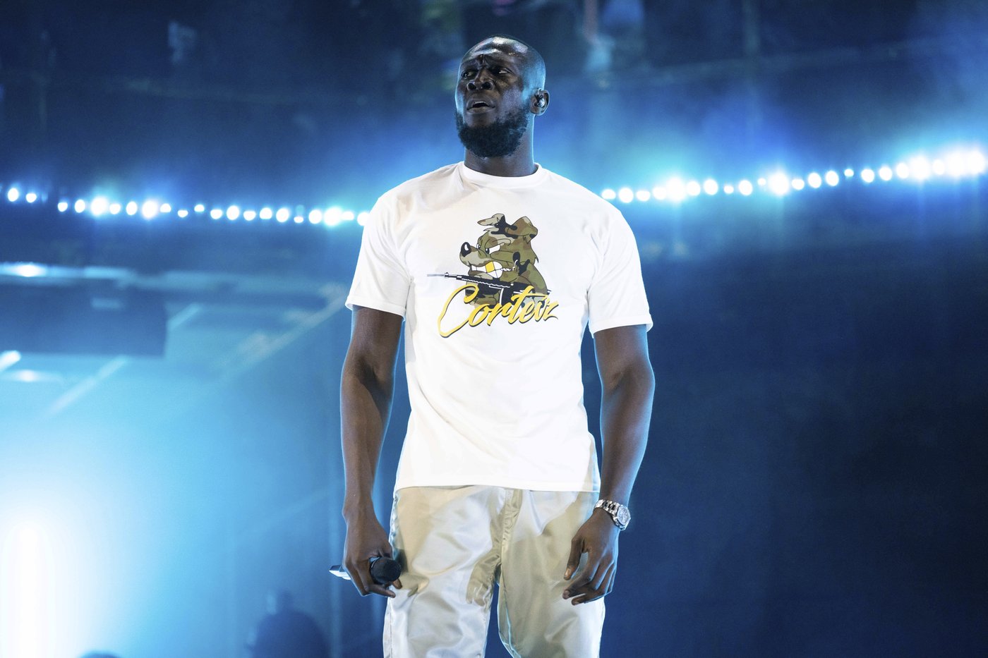 British rapper Stormzy banned from driving for using phone behind wheel of his Rolls-Royce | iNFOnews.ca British rapper Stormzy banned from driving for using phone behind wheel of his Rolls-Royce | iNFOnews.ca