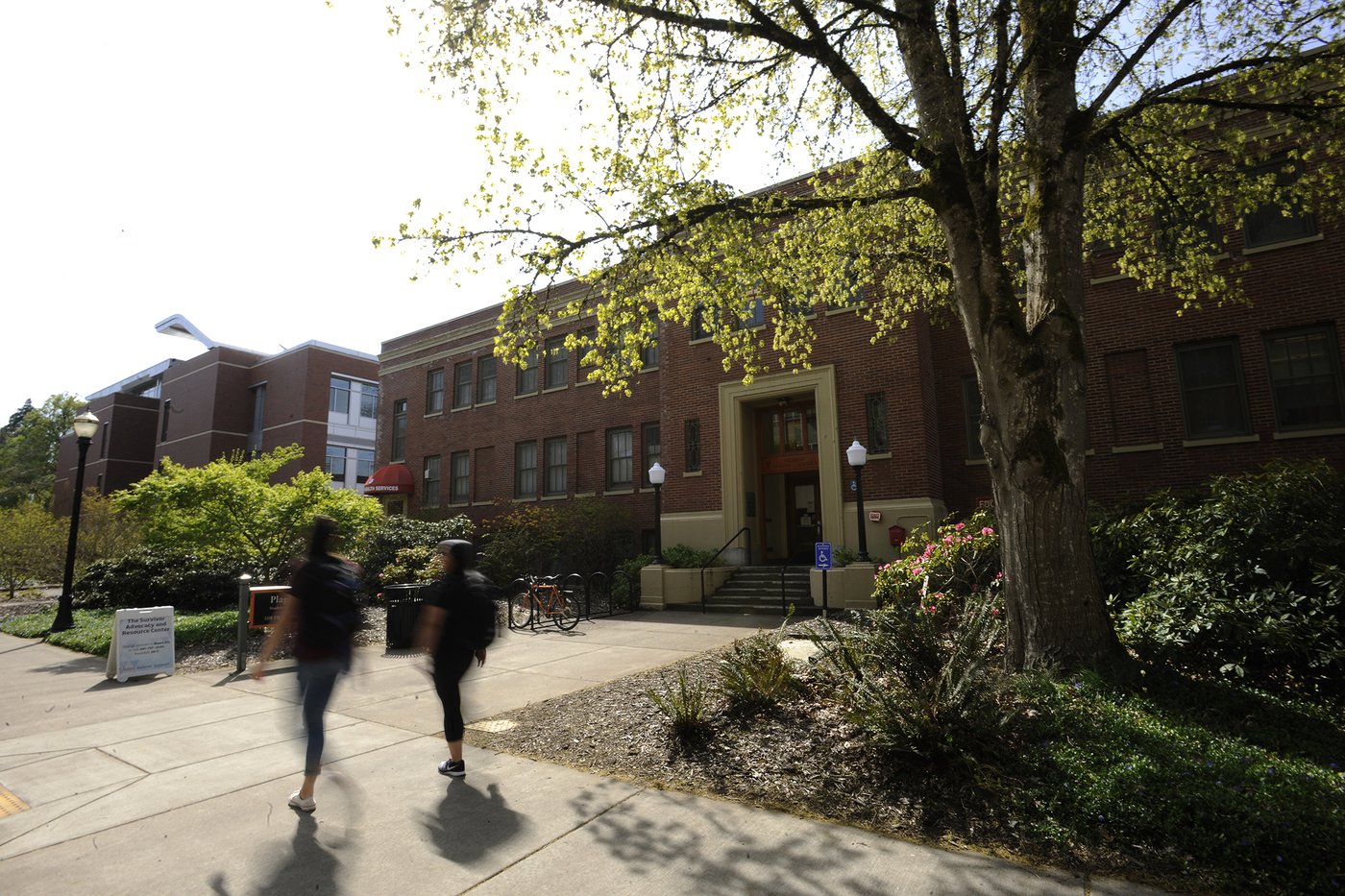 Federal judge orders US to restore visas of 2 international students in Oregon | iNFOnews.ca Federal judge orders US to restore visas of 2 international students in Oregon | iNFOnews.ca