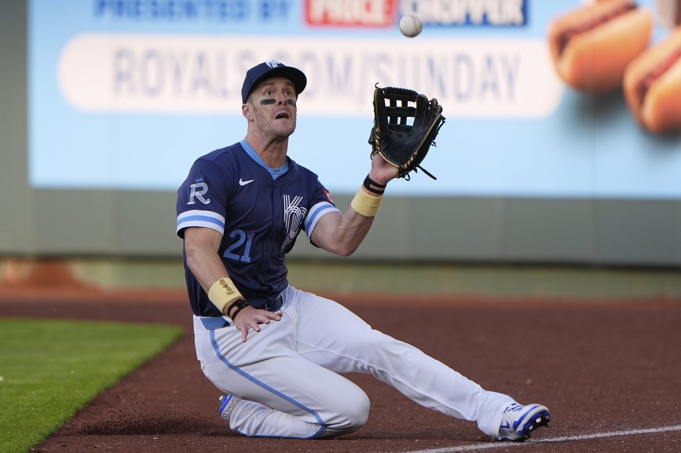Fermin hits a 12th-inning single to give Royals 2-1 win over Red Sox, 16th win in last 18 games | iNFOnews.ca Fermin hits a 12th-inning single to give Royals 2-1 win over Red Sox, 16th win in last 18 games | iNFOnews.ca