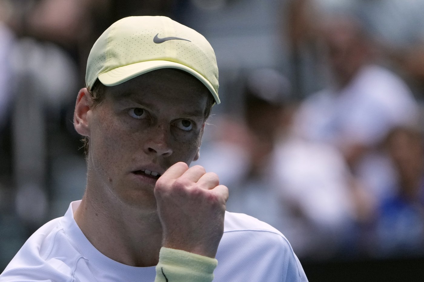 Jannik Sinner starts his Australian Open title defense with a straight set win | iNFOnews.ca Jannik Sinner starts his Australian Open title defense with a straight set win | iNFOnews.ca