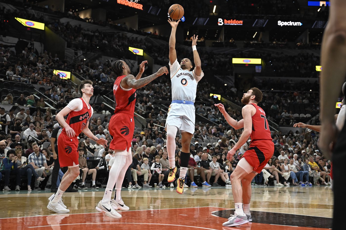 Spurs rally from a 22-point deficit to beat the Raptors 125-118 | iNFOnews.ca