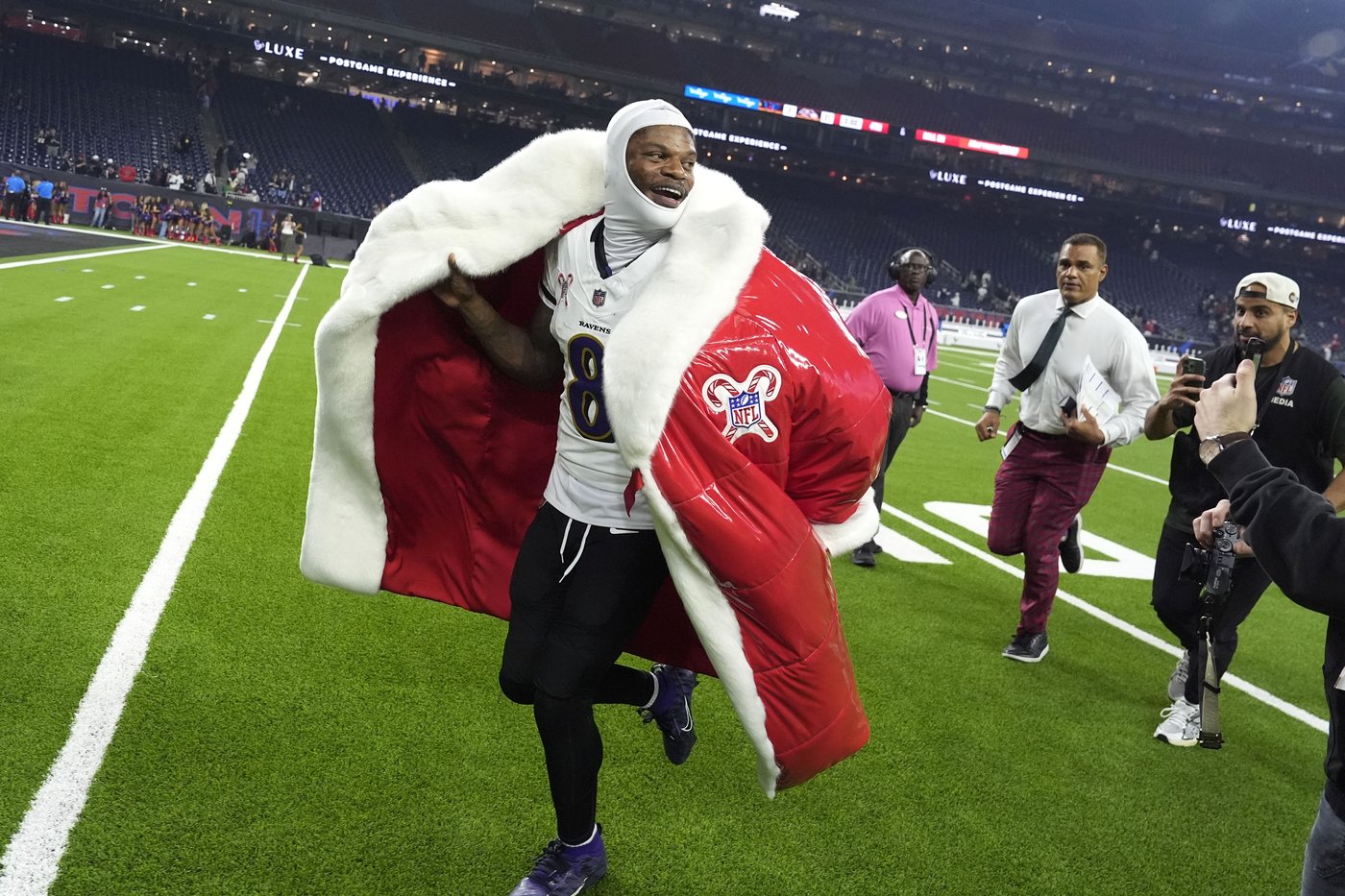 Lamar Jackson breaks NFL QB rushing record, accounts for 3 TDs in Ravens' 31-2 romp over Texans | iNFOnews.ca Lamar Jackson breaks NFL QB rushing record, accounts for 3 TDs in Ravens' 31-2 romp over Texans | iNFOnews.ca