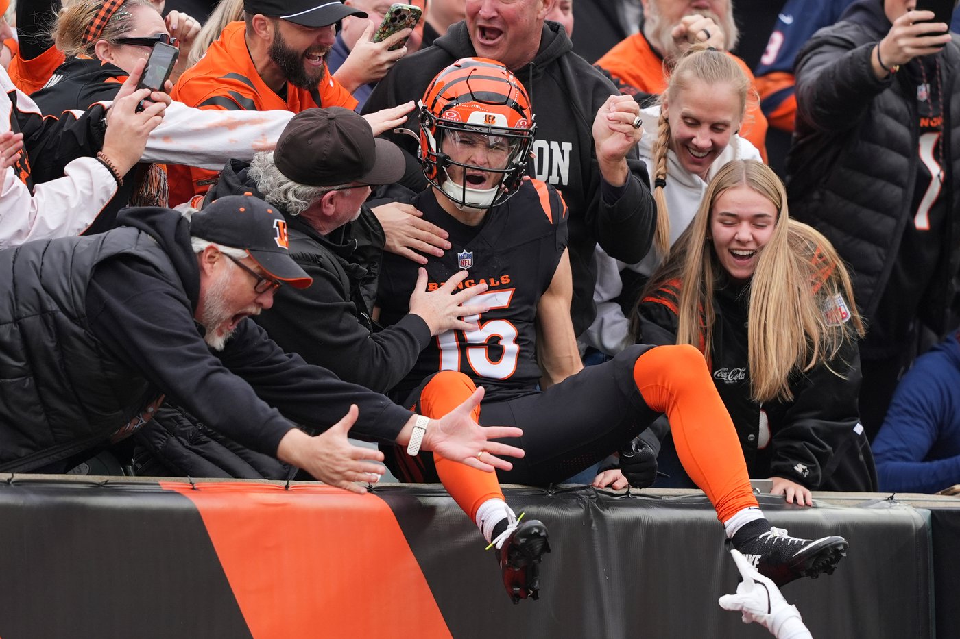 Bengals' Charlie Jones becomes first player to return 2 kickoffs for touchdowns under new NFL rules | iNFOnews.ca