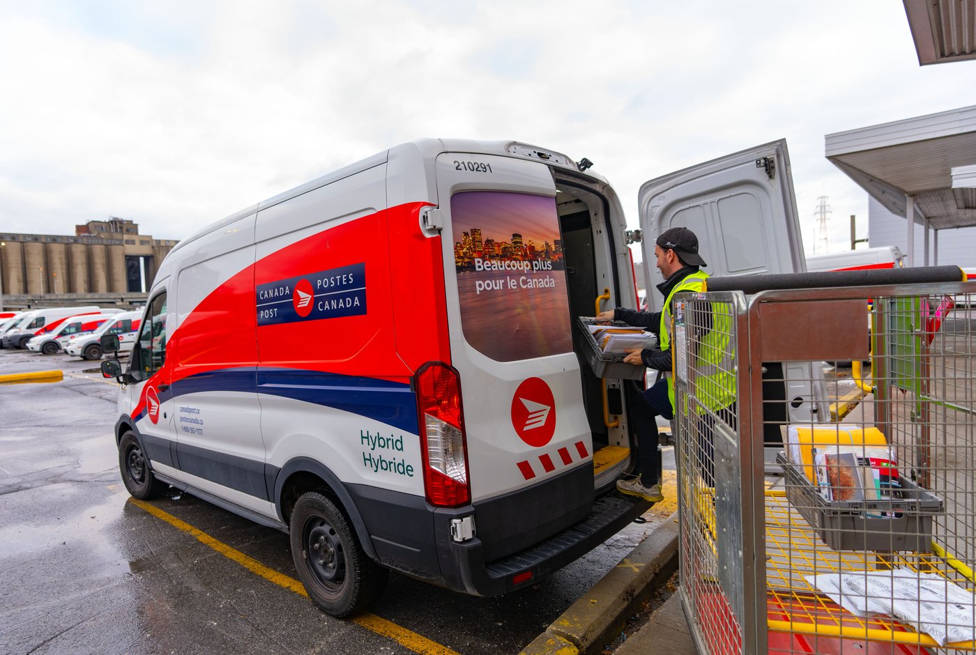 Canada Post starts accepting commercial mail as it ramps up post-strike operations | iNFOnews.ca