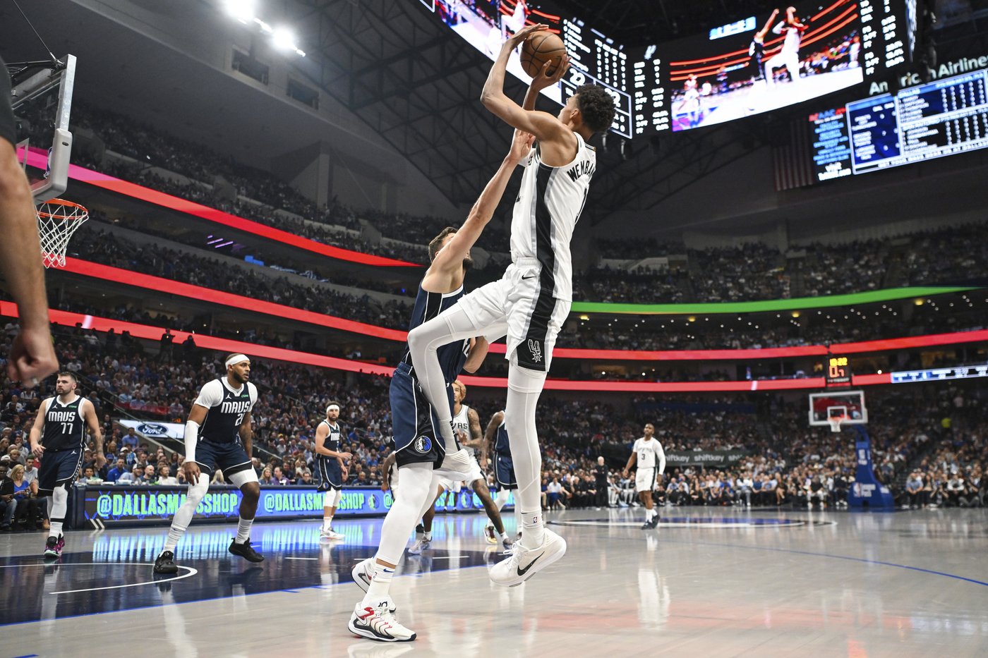 Doncic scores 28, Thompson adds 22 in Dallas debut as Mavs top Spurs 120-109 | iNFOnews.ca