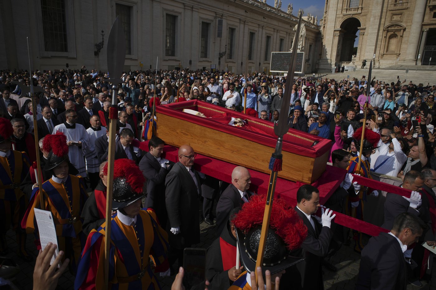 Catholic faithful pay their final respects to Pope Francis as public viewing begins | iNFOnews.ca Catholic faithful pay their final respects to Pope Francis as public viewing begins | iNFOnews.ca