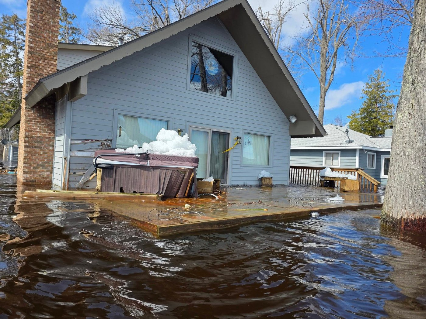Heavy rain and snowmelt are hurtling large chunks of ice into northeastern Michigan homes | iNhome