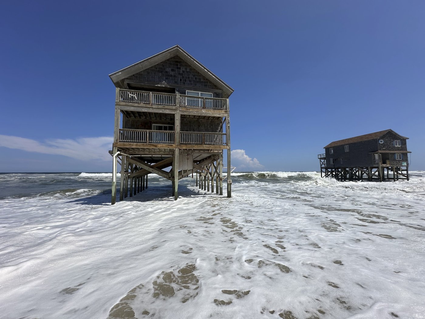 2 more beachfront homes near collapse as Hurricane Erin's waves pound North Carolina's Outer Banks | iNFOnews.ca
