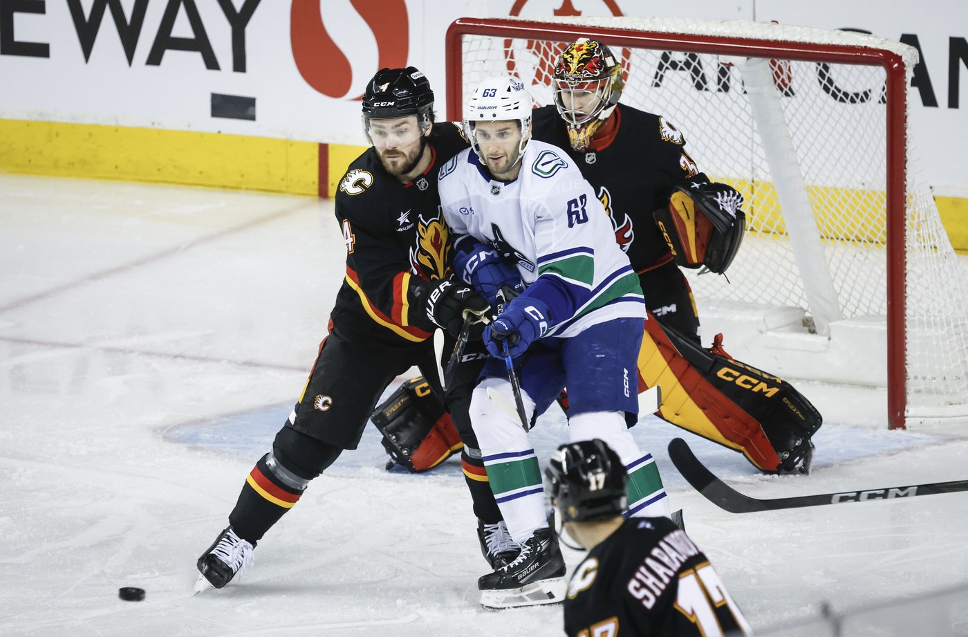 Flames bring the heat in beating struggling Canucks 3-1 | iNFOnews.ca