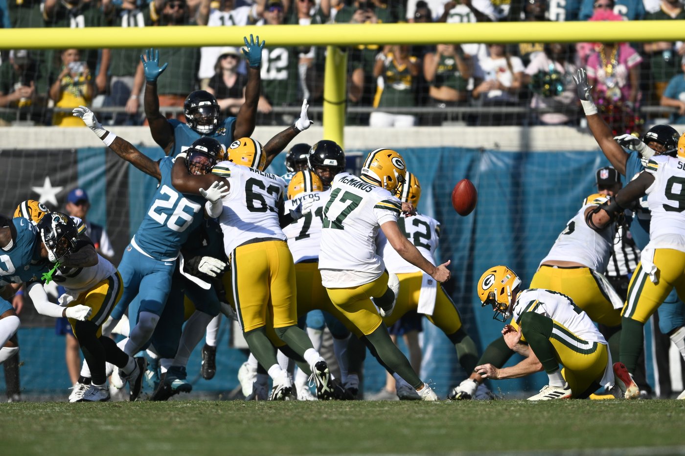 With Love watching from the sideline, the Packers beat the Jaguars 30-27 for 4th straight win | iNFOnews.ca With Love watching from the sideline, the Packers beat the Jaguars 30-27 for 4th straight win | iNFOnews.ca