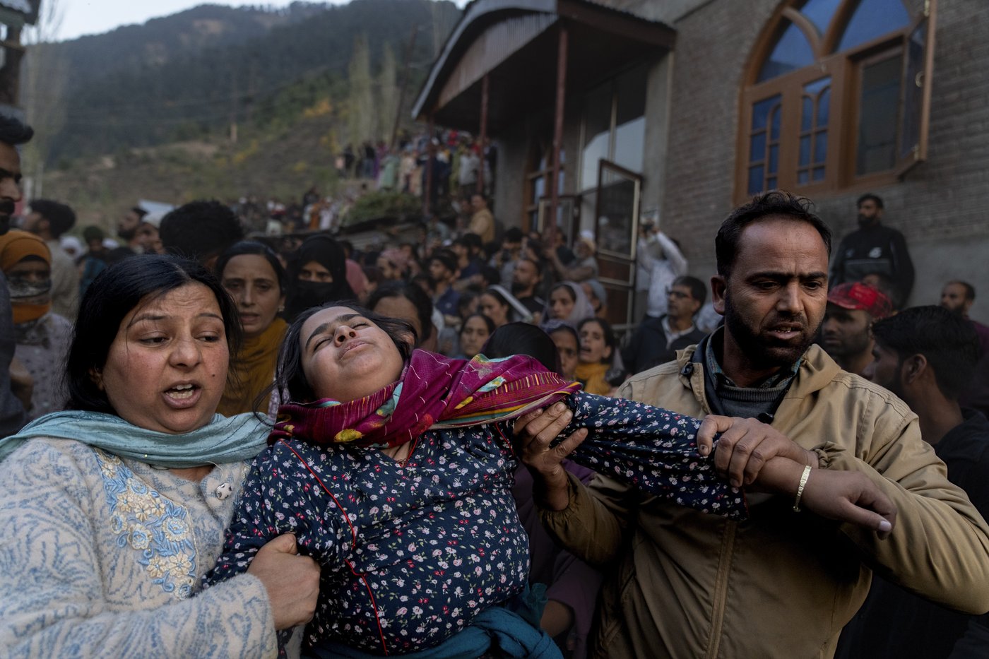 3 Indian soldiers and 2 civilians are killed in an alleged rebel ambush in Kashmir | iNFOnews.ca
