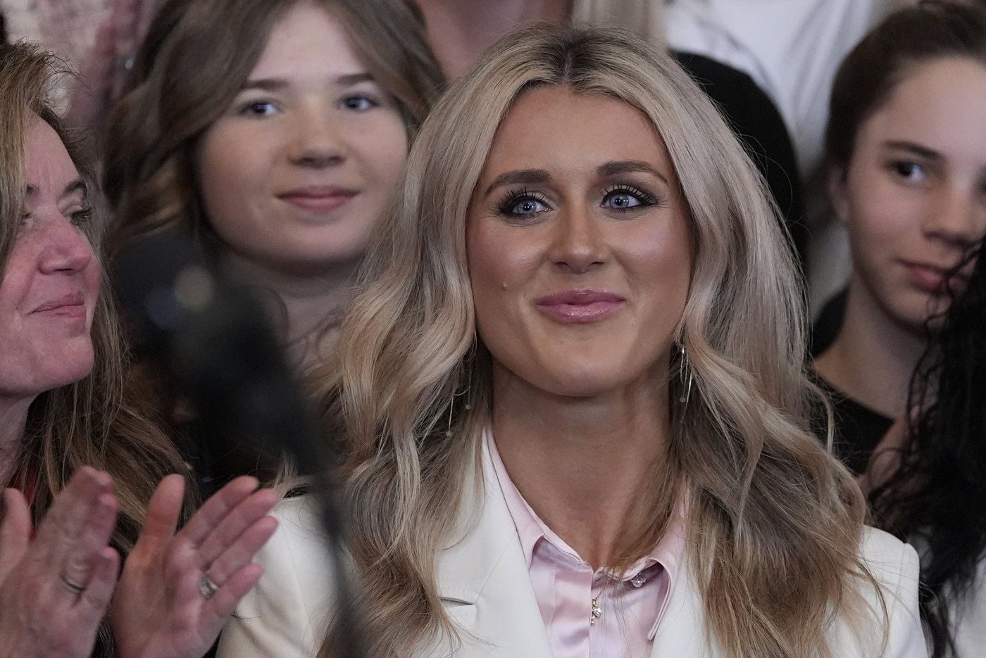 Trump signs executive order intended to bar transgender athletes from girls' and women's sports | iNFOnews.ca