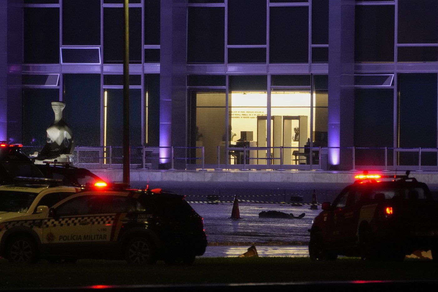 Man kills himself with blasts outside Brazil's Supreme Court after failing to get inside | iNFOnews.ca