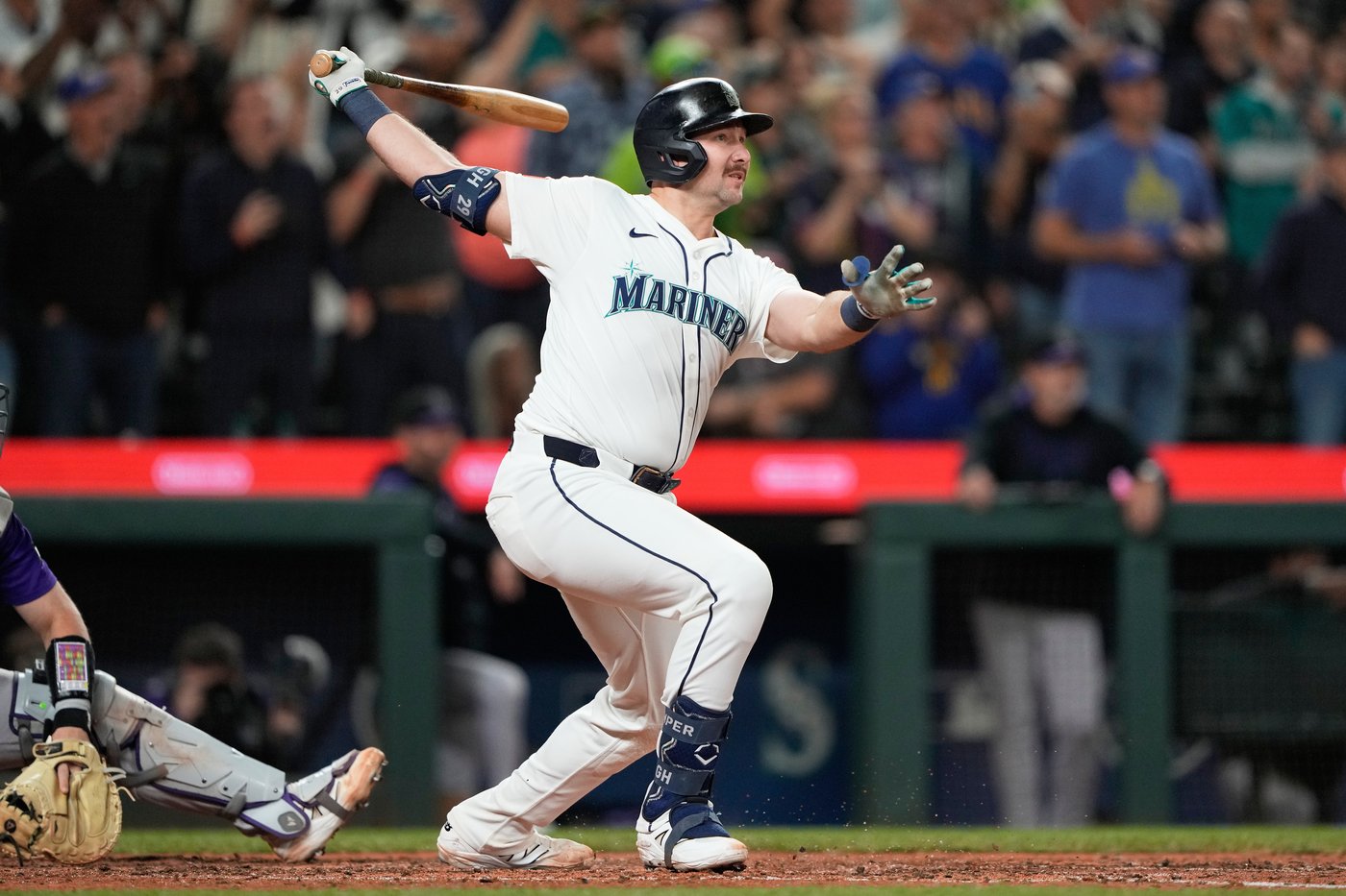 Raleigh hits 60th home run, Mariners win AL West title | iNFOnews.ca