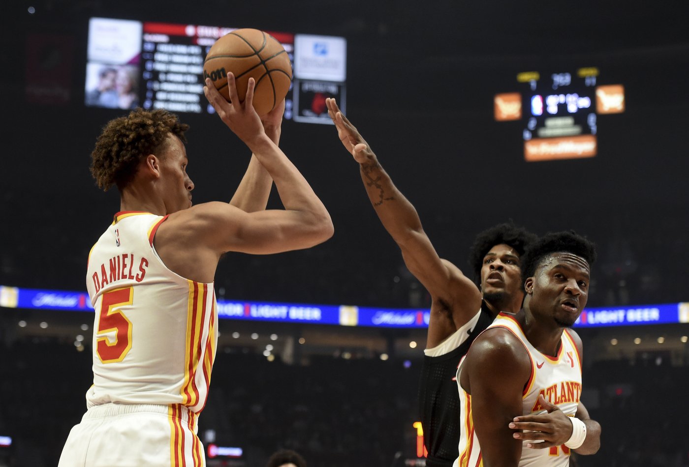 Shaedon Sharpe scores 32 points and Trail Blazers withstand late Hawks rally for 114-10 win | iNFOnews.ca