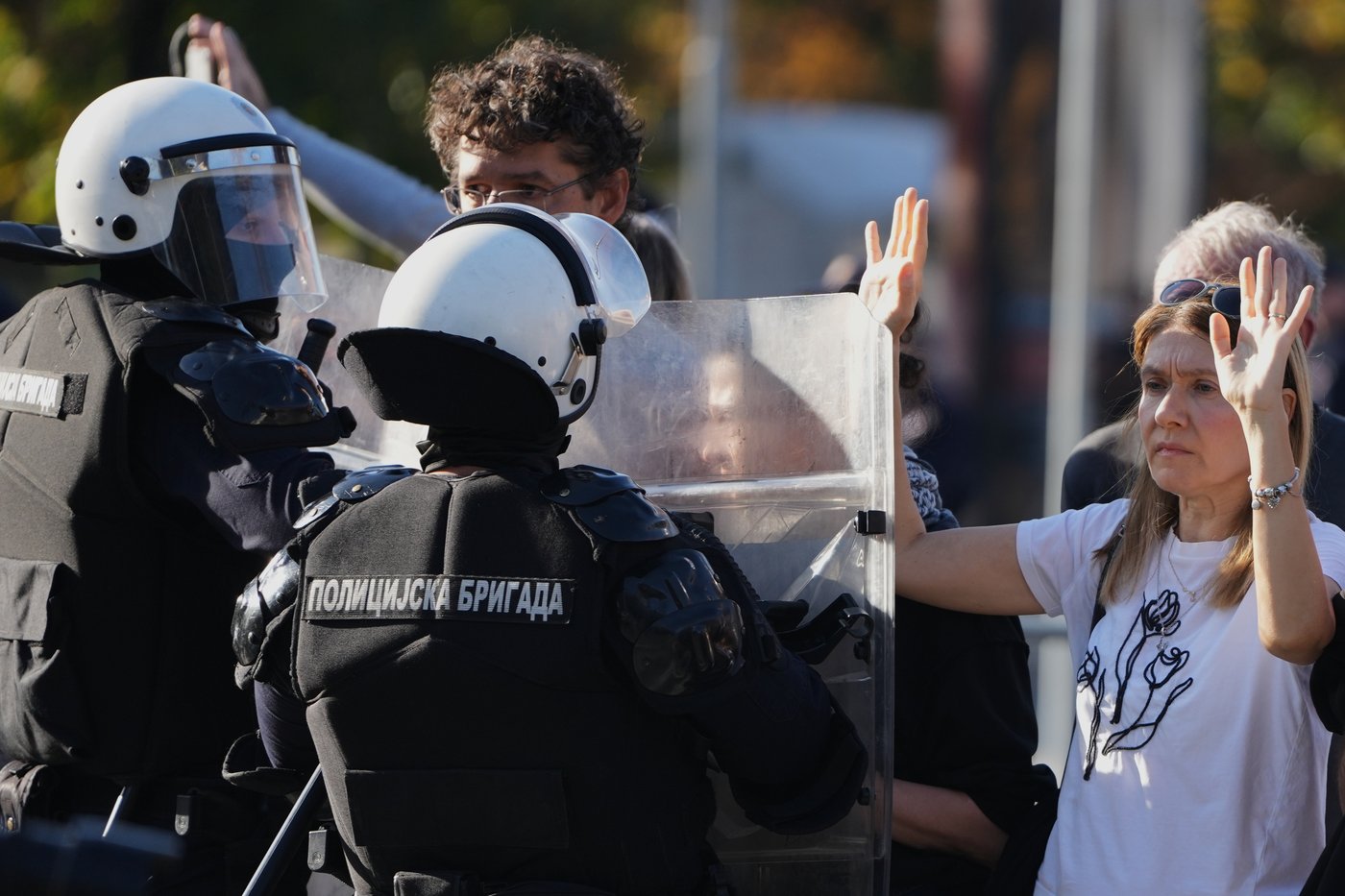 Riot police separate opponents, loyalists of Serbia's president as tensions soar amid protests | iNFOnews.ca