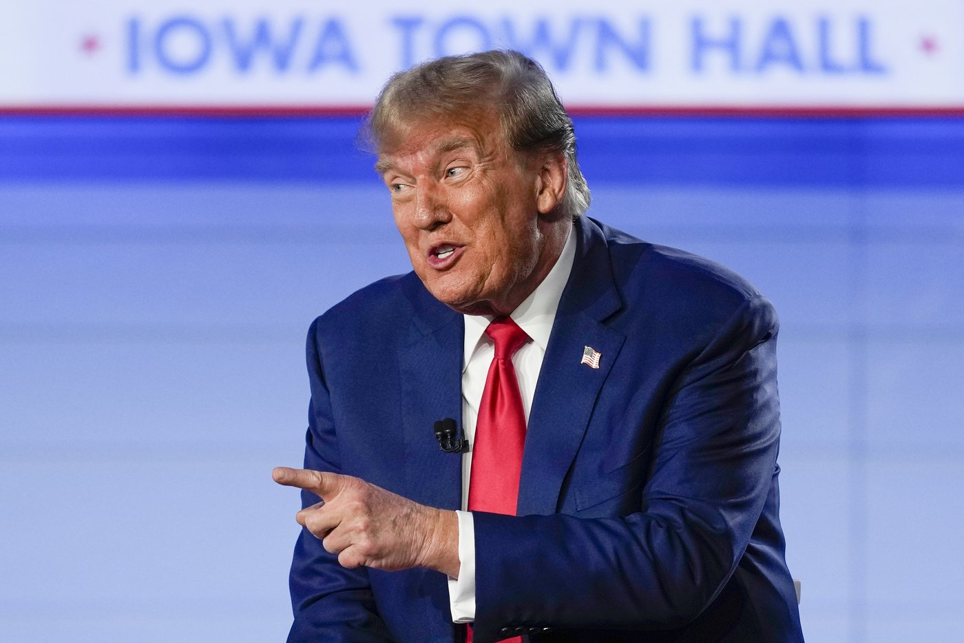 A new book alleges that someone at Fox News gave Trump's team an early look at town hall questions | iNFOnews.ca A new book alleges that someone at Fox News gave Trump's team an early look at town hall questions | iNFOnews.ca