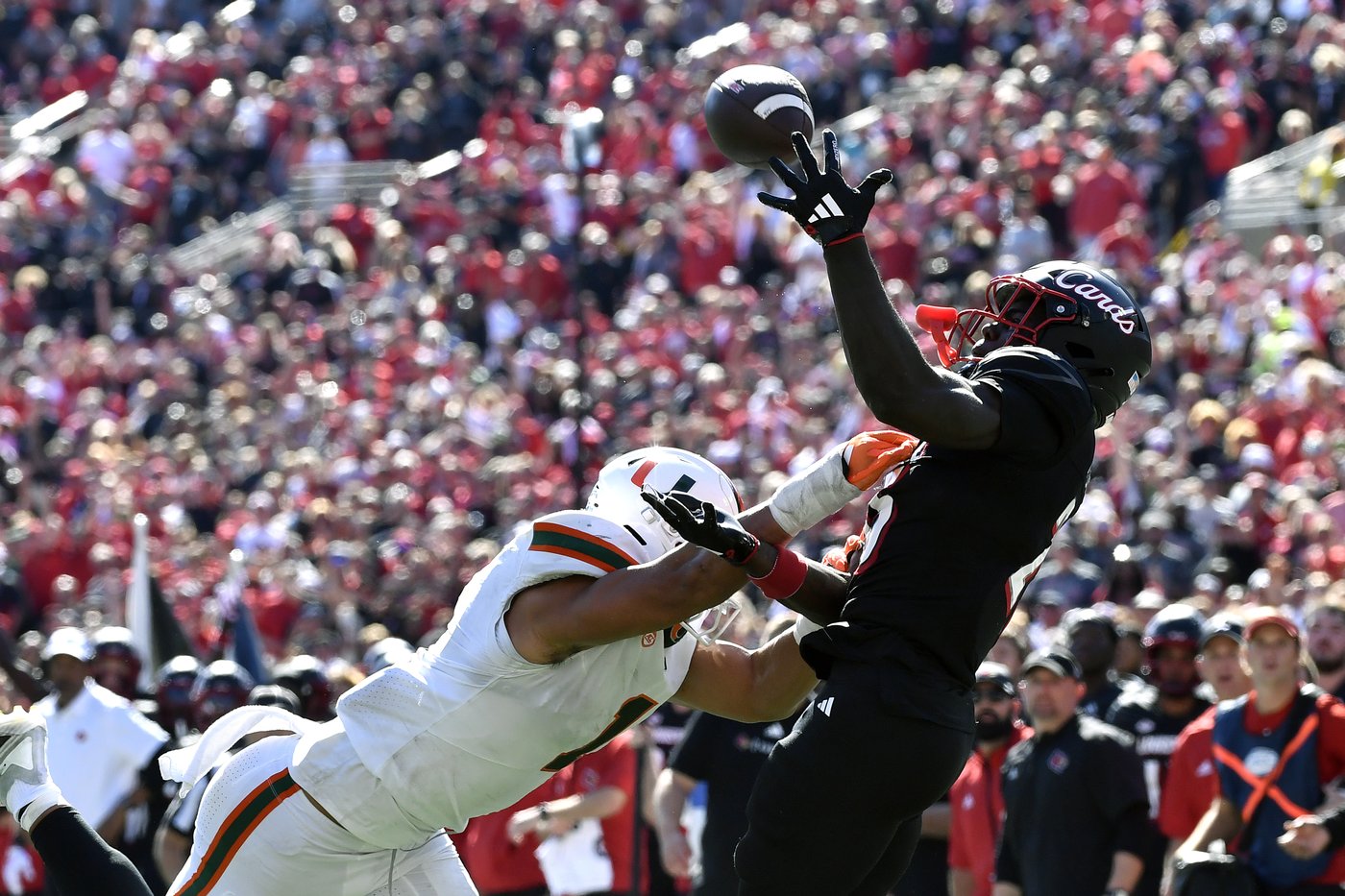 Cam Ward throws for 4 touchdowns, No. 6 Miami survives Louisville comeback bids for wild 52-45 win | iNFOnews.ca Cam Ward throws for 4 touchdowns, No. 6 Miami survives Louisville comeback bids for wild 52-45 win | iNFOnews.ca