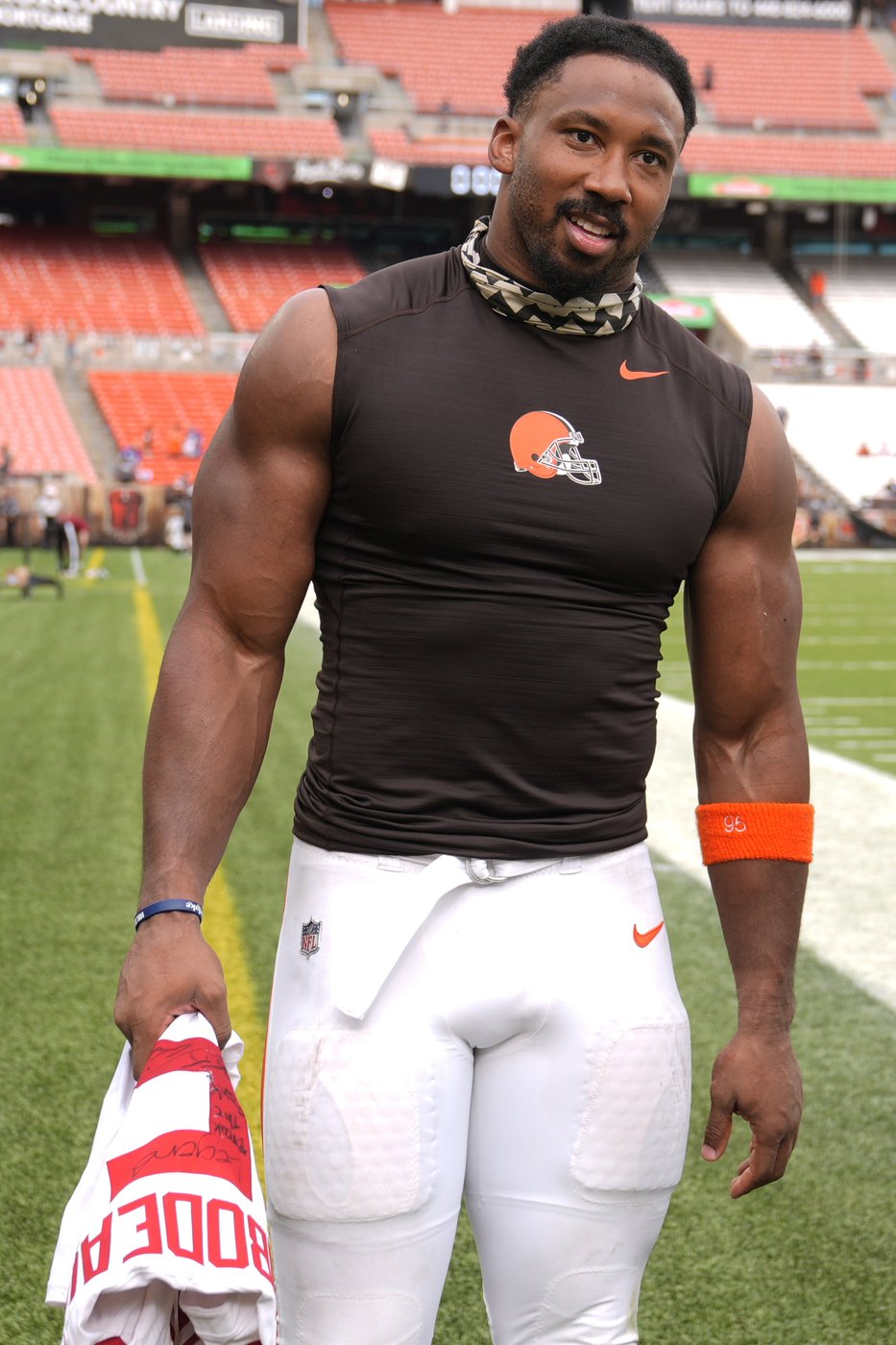 Browns All-Pro DE Myles Garrett listed as 'day to day' with injuries after undergoing MRI on feet | iNFOnews.ca