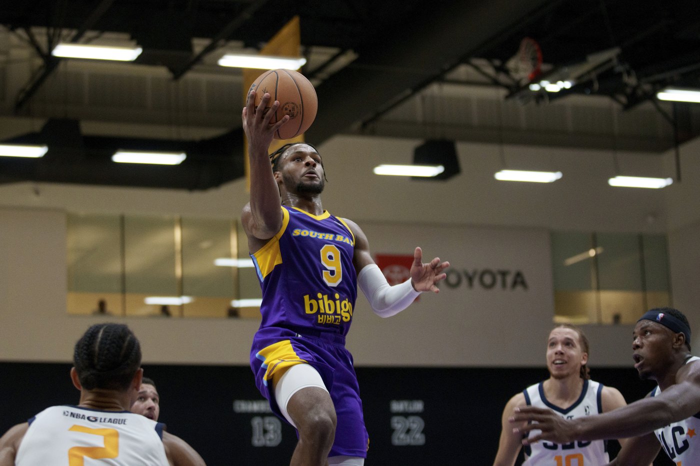 Bronny James scores 6 points in first G-League game as LeBron, Lakers teammates watch courtside | iNFOnews.ca