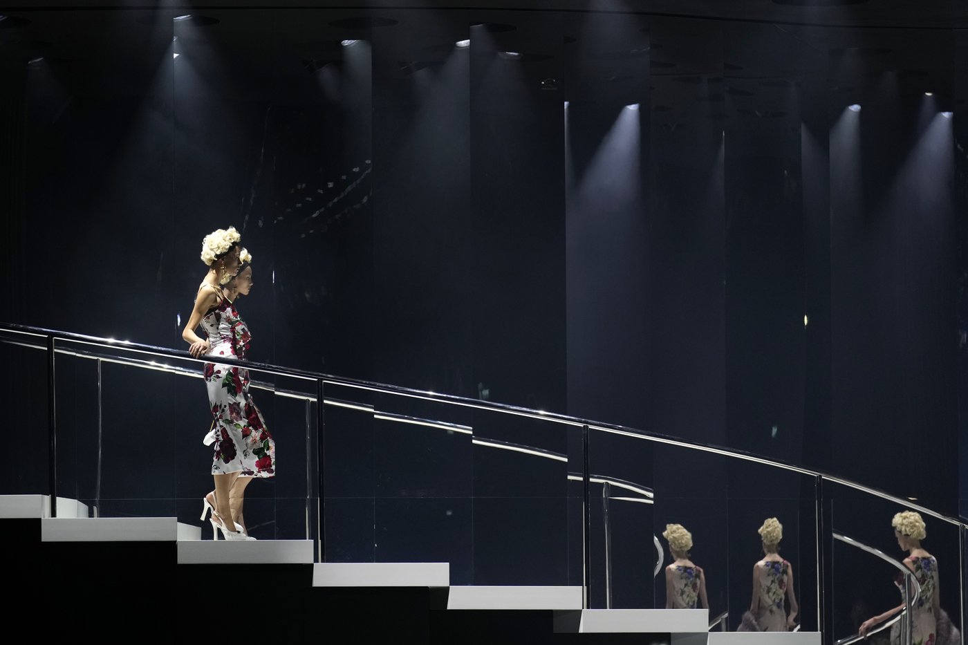 Madonna makes veiled entrance to Dolce&Gabbana for show celebrating her 1990s heyday | iNFOnews.ca