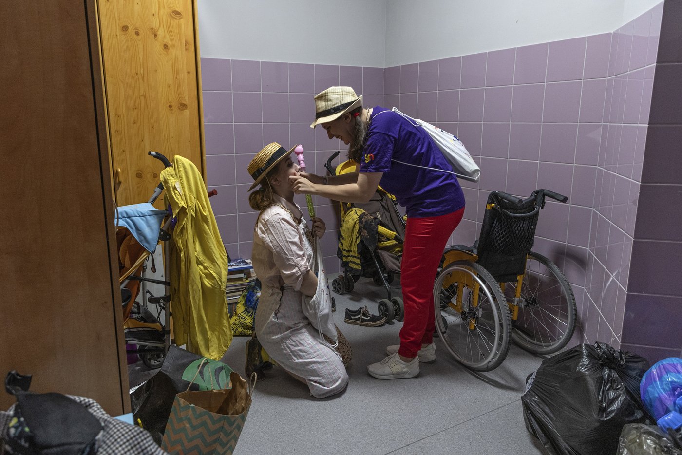 Hospital clowns bring joy to young Ukrainian cancer patients who survived Russian missile attack | iNFOnews.ca Hospital clowns bring joy to young Ukrainian cancer patients who survived Russian missile attack | iNFOnews.ca