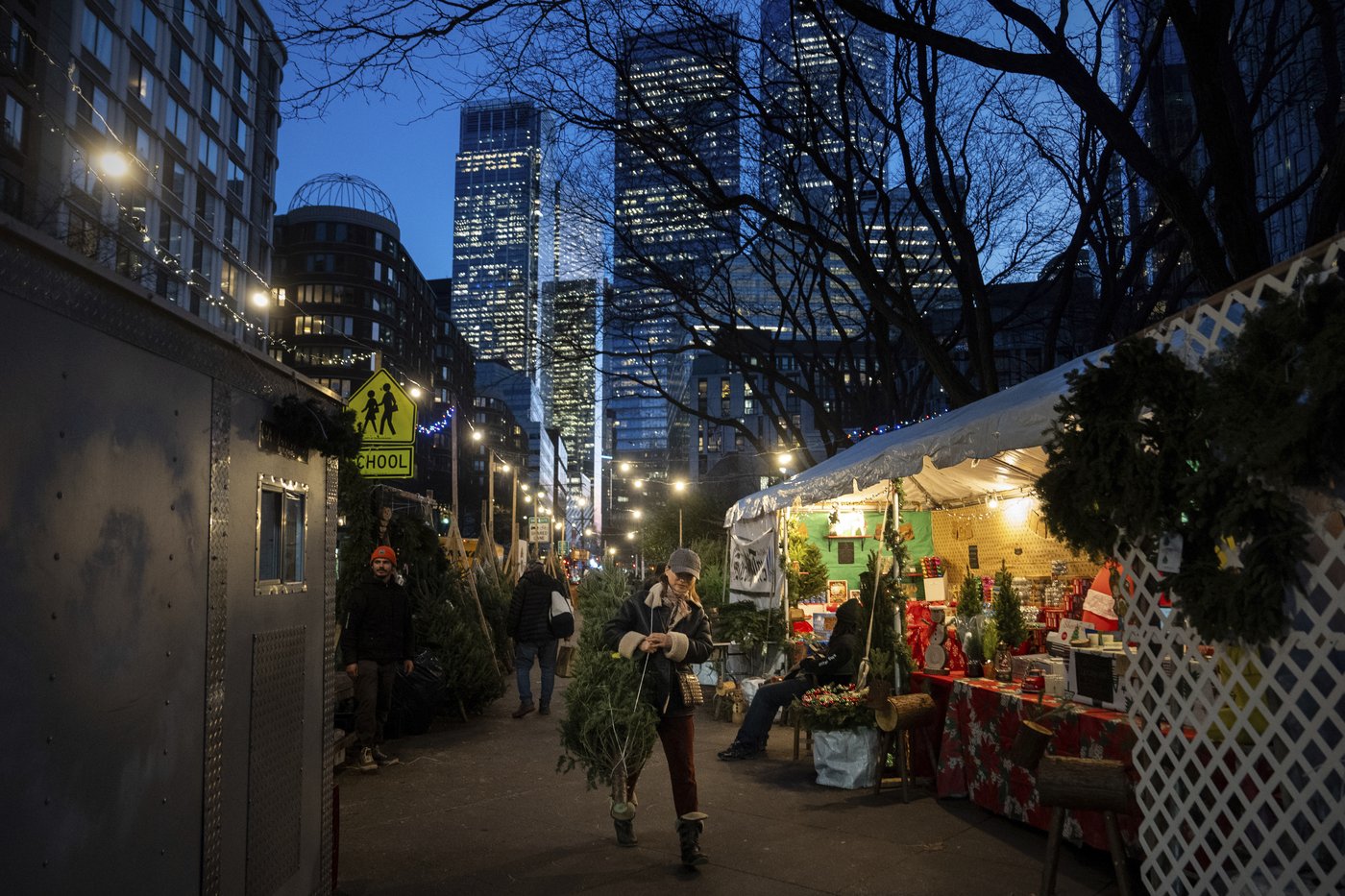 AP PHOTOS: The iconic and unconventional sides of Christmas in New York | iNFOnews.ca