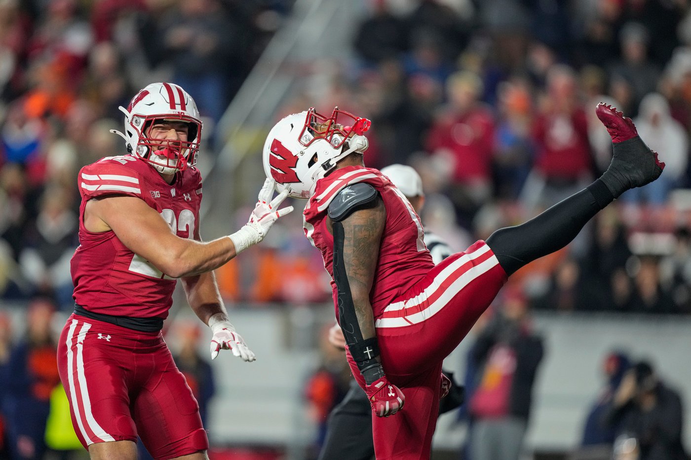Darrion Dupree runs for 2 TDs, Wisconsin beats Illinois 27-10 | iNFOnews.ca