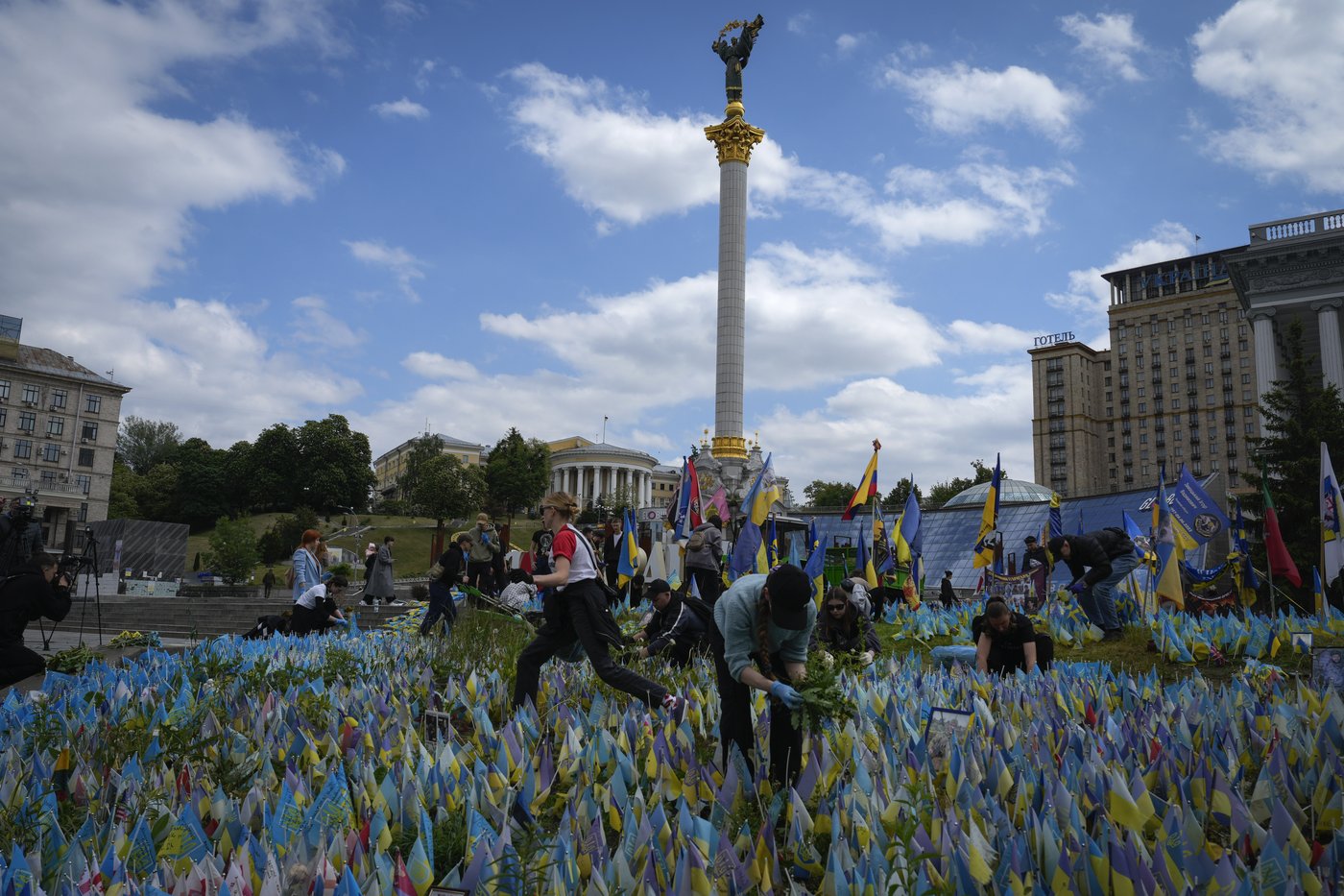 A makeshift memorial grows in Ukraine’s capital after 1,000 days of war | iNFOnews.ca