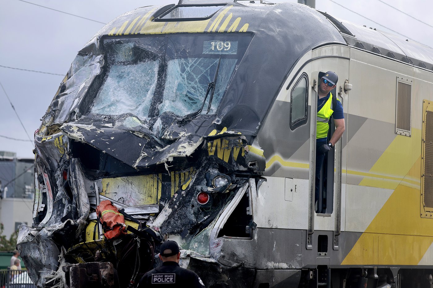 15 hurt in Florida when train hits fire truck that drove onto tracks after another train passed | iNFOnews.ca