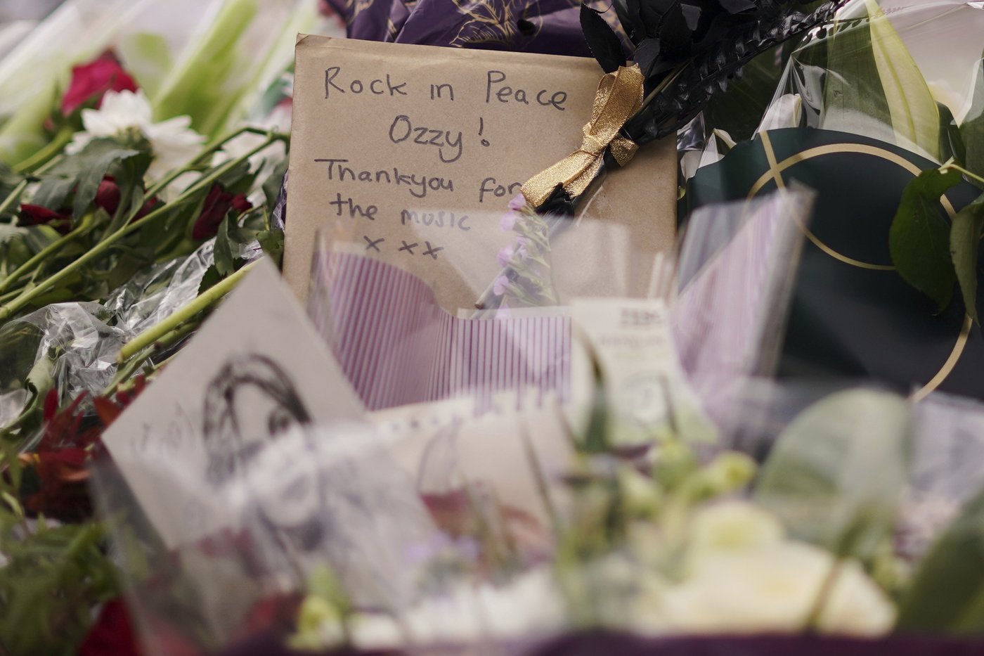 Birmingham gives an emotional farewell to Ozzy Osbourne as tearful family lead tributes | iNFOnews.ca