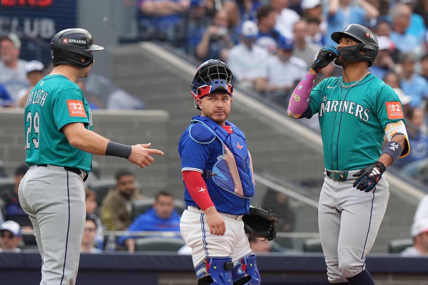 Photo Gallery: Mariners beat Jays 10-3, lead ALCS 2-0 | iNFOnews.ca