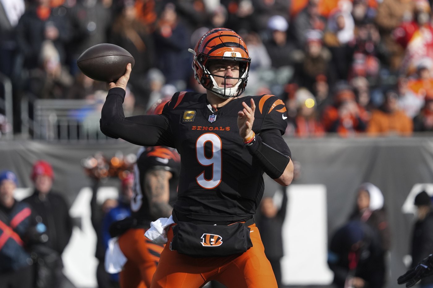 Burrow throws 3 TD passes and Bengals keep playoff hopes alive with 24-6 victory over Browns | iNFOnews.ca